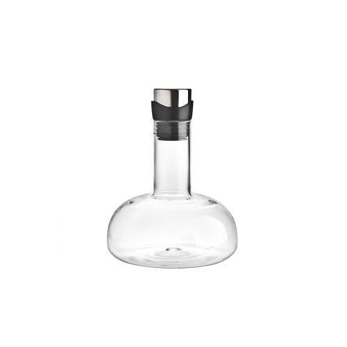 Wine decanter with built-in aerator