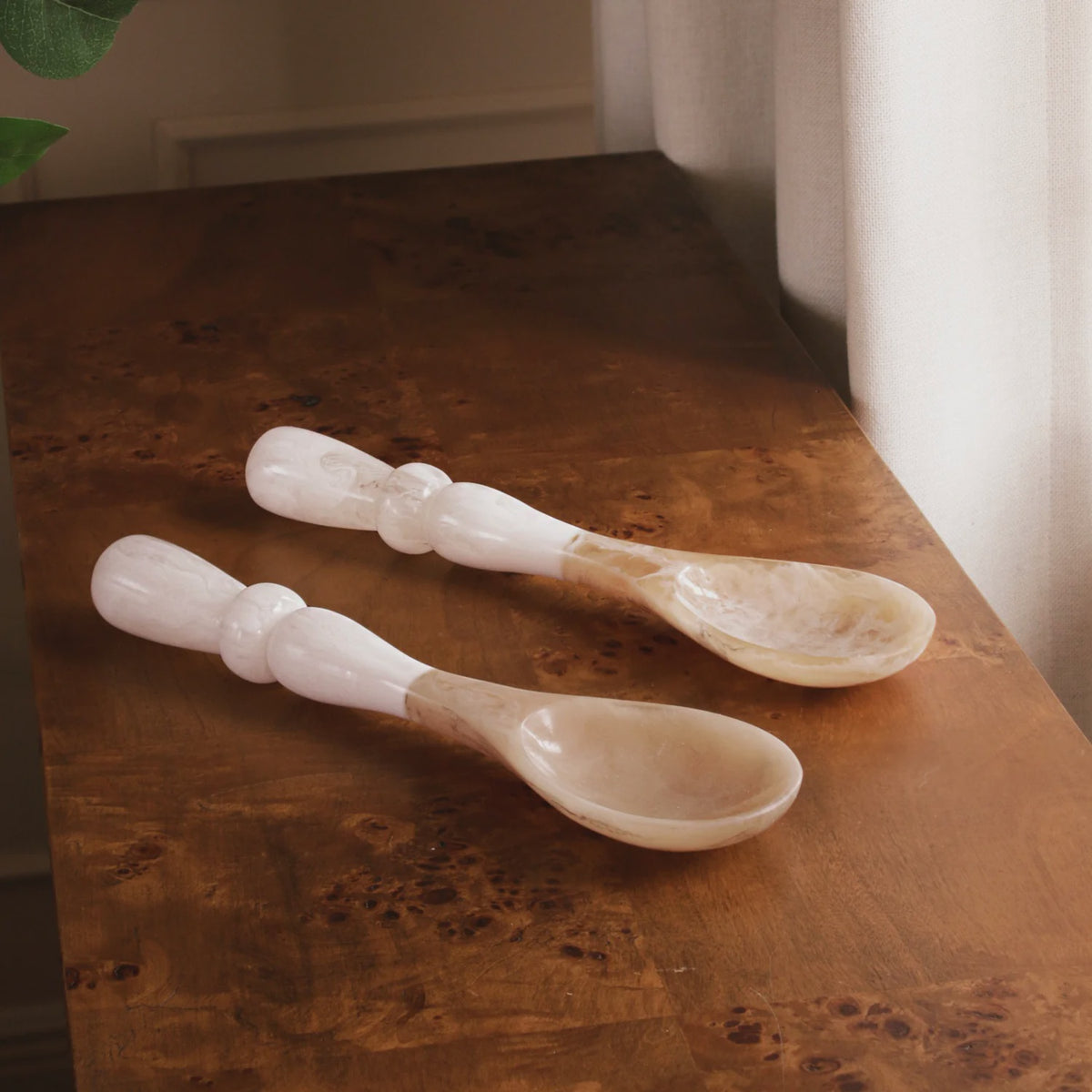 Resin Alabaster Salad Servers S/2 - White Swirl | Details Panamá